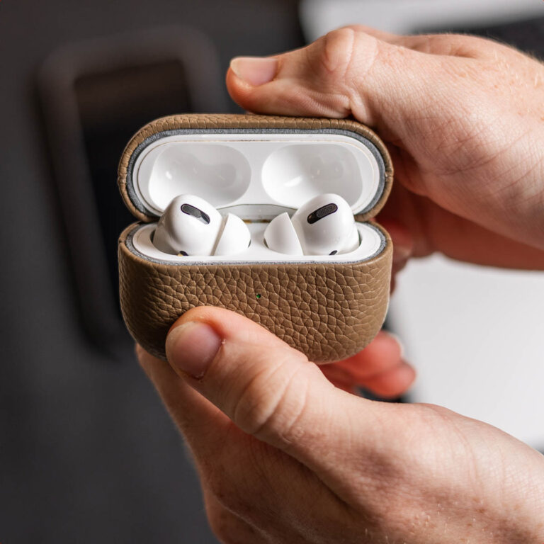 Accezz Echt Leren Case AirPods Pro 2 - Taupe - Afbeelding 4