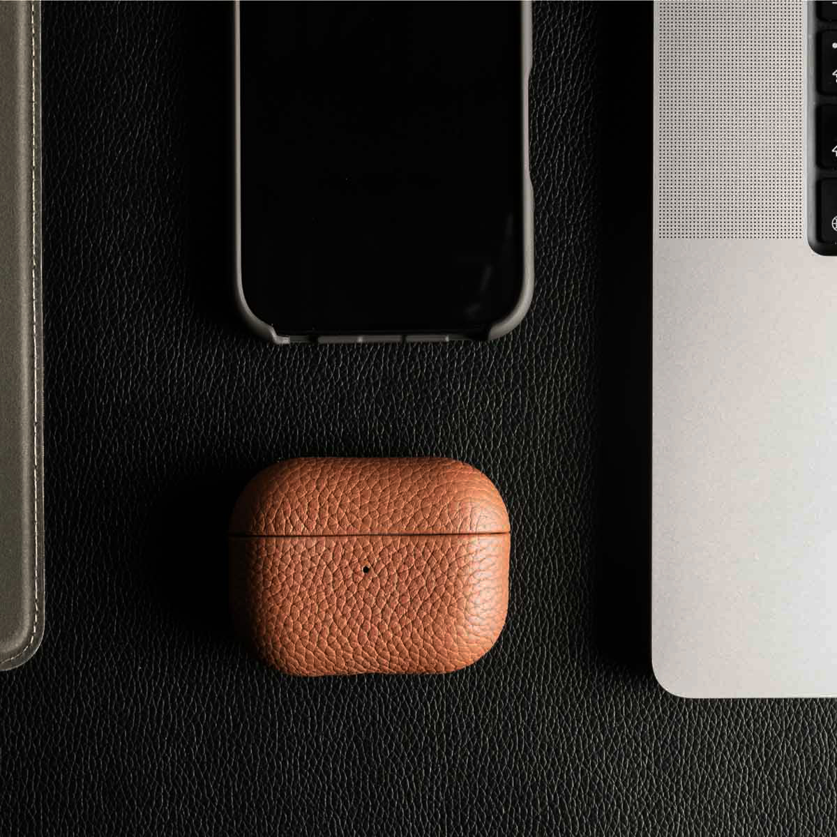 Accezz Echt Leren Case Apple AirPods Pro - Cognac - Afbeelding 5