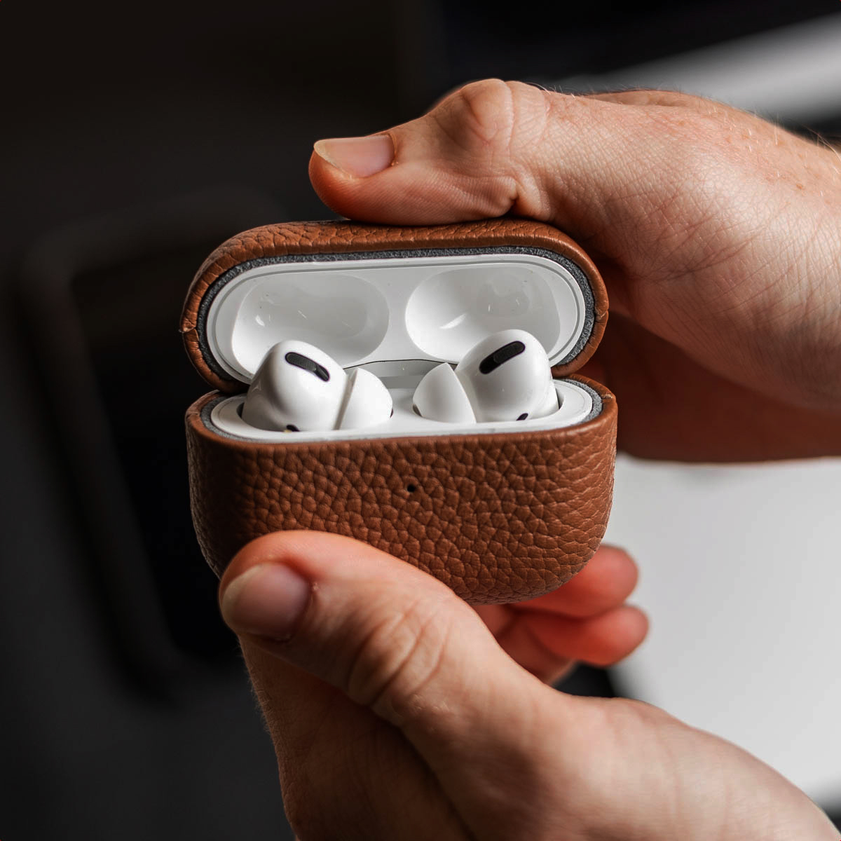 Accezz Echt Leren Case Apple AirPods Pro - Cognac - Afbeelding 4