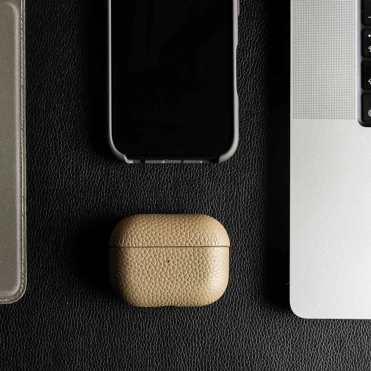 Accezz Echt Leren Case Apple AirPods 1 / 2 - Taupe - Afbeelding 8