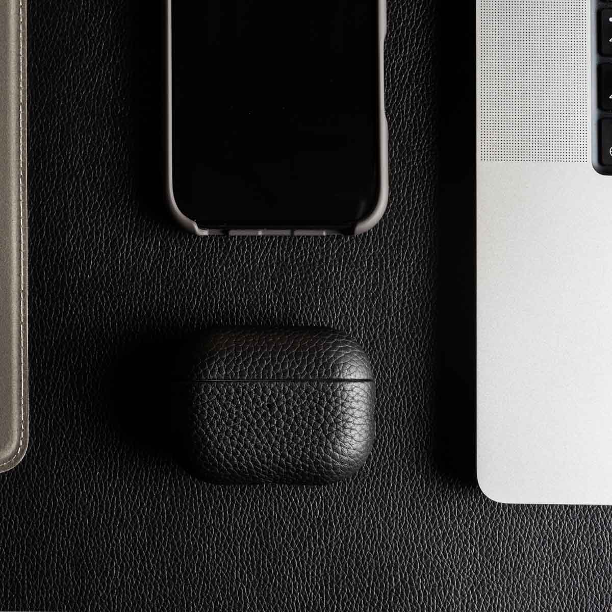 Accezz Echt Leren Case Apple AirPods 1 / 2 - Zwart - Afbeelding 7