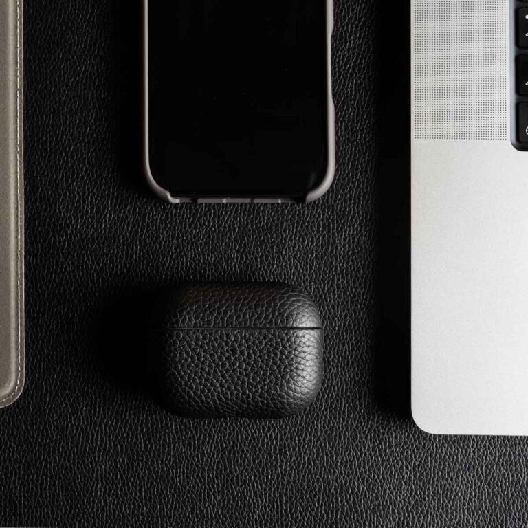 Accezz Echt Leren Case AirPods 4 - Zwart - Afbeelding 5