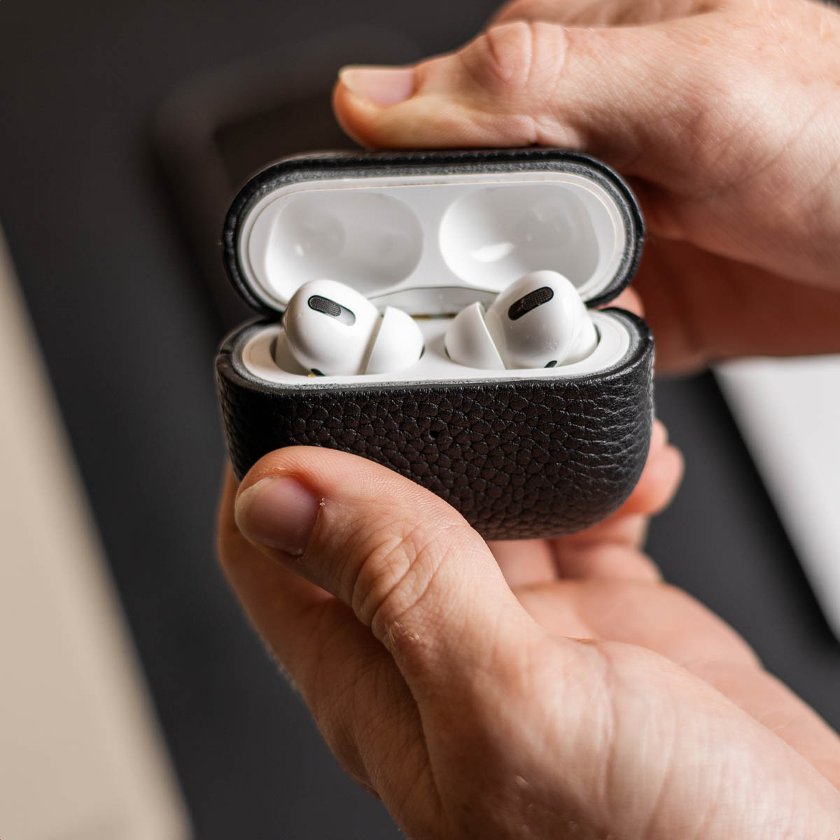 Accezz Echt Leren Case Apple AirPods 1 / 2 - Zwart - Afbeelding 8