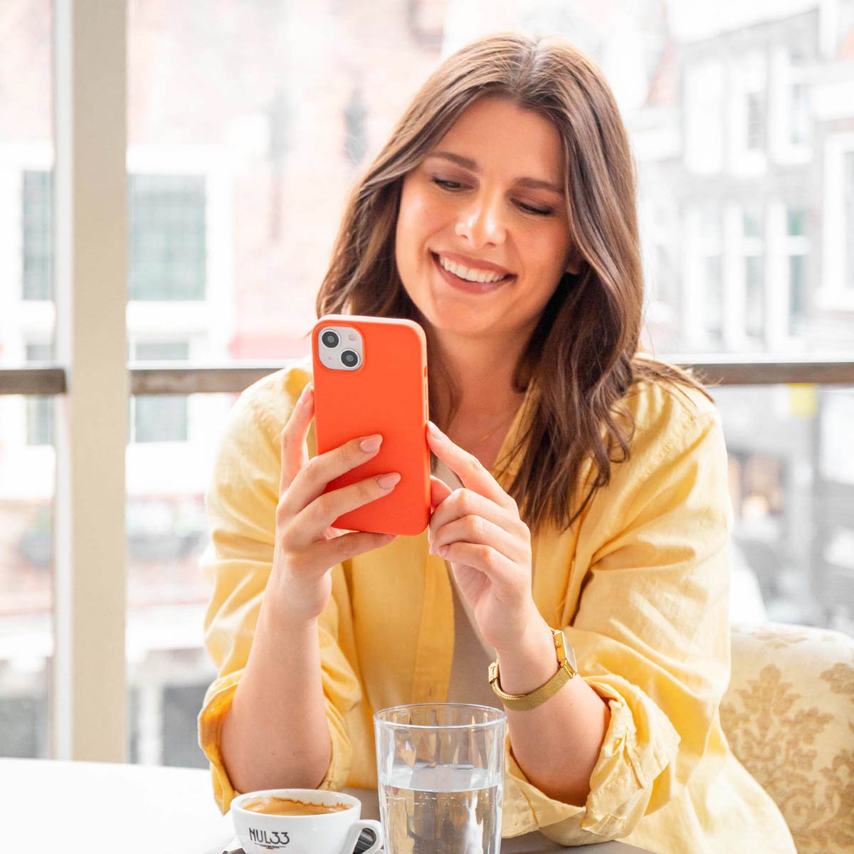 Accezz Liquid Silicone Backcover Apple iPhone 15 - Nectarine - Afbeelding 3