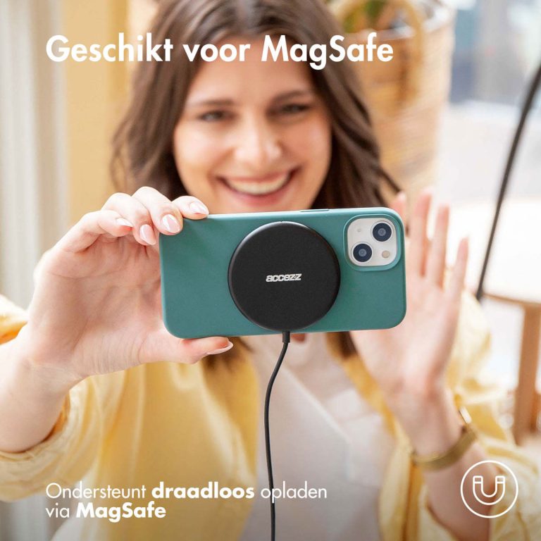 Accezz Liquid Silicone Backcover met MagSafe iPhone 15 Plus - Donkergroen - Afbeelding 6